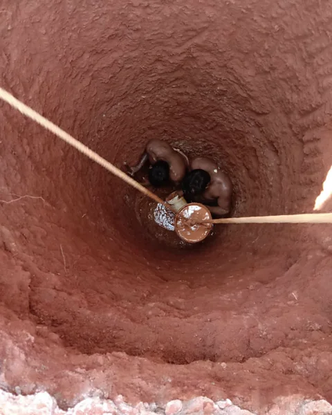 Vishwanath Srikantaiah Mannu vaddars work in dangerous and cramped conditions to create much-needed wells using traditional methods in Bangalore (Credit: Vishwanath Srikantaiah)