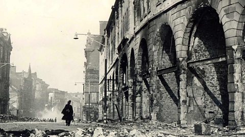 Swansea Blitz: The failed attempts to rebuild a shattered town - BBC News