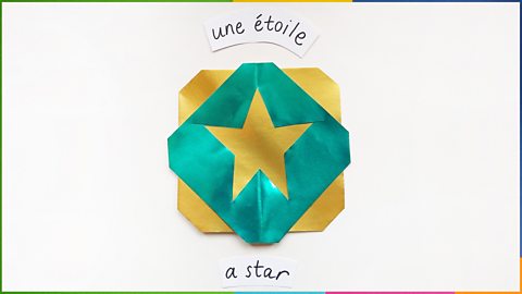 A star-shaped hole with the word 'star' in French placed over it