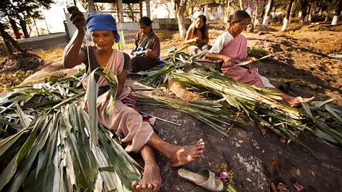 craft images/Alamy In Khasi society, wealth, property and names are passed down from mother to daughter (Credit: craft images/Alamy)