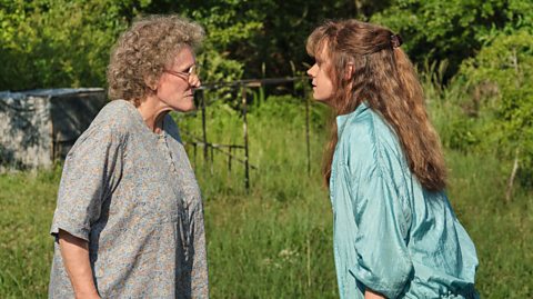 Glenn Close and Amy Adams