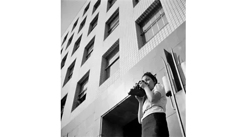 Courtesy Tsuneko Sasamoto/ Japan Professional Photographers Society Tsuneko Sasamoto's stunning images captured the post-war mood on the streets of Tokyo (Credit: Courtesy Tsuneko Sasamoto/ Japan Professional Photographers Society)