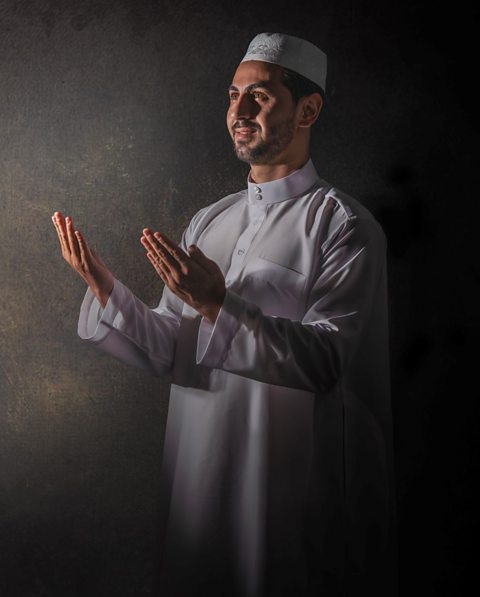 A man wearing a thawb and taqiyah. 