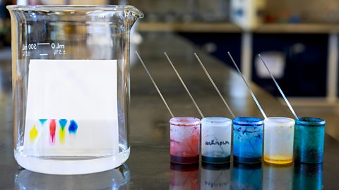 A chromatogram showing five samples of pigments. The first one is pure yellow. The second is pure blue. The third is pure red. The fourth is a mixture of blue and yellow. The fourth is pure blue.