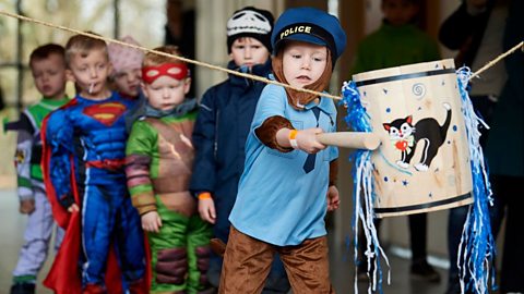 Children hitting a Fastelavn barrel with a bat in Copenhagen in 2019.