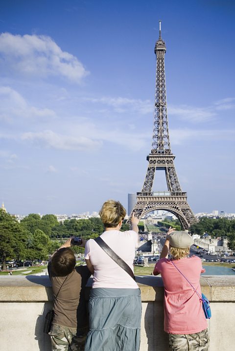 An photo of tourists looking at the Eiffel Tower