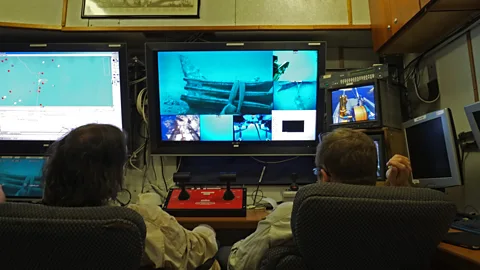Salvo Emma/Soprintendenza del Mare Researchers examine naval artefacts on the seabed from the ship Hercules (Credit: Salvo Emma/Soprintendenza del Mare)