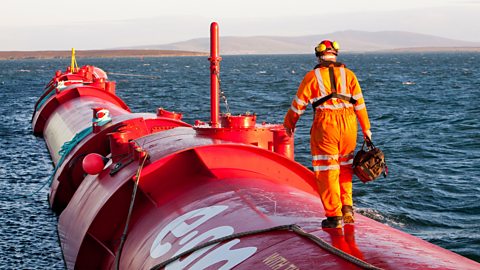 Gineadair lùth thonnan Pelamis P2 san doca ann an Lyness, Hoy, Arcaibh