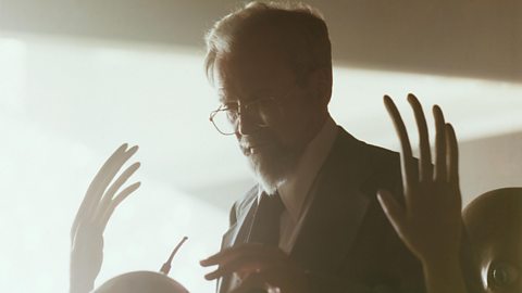 A photo of Dr J Allen Hynek "meeting" extra-terrestrial creatures in the film Close Encounters Of The Third Kind.