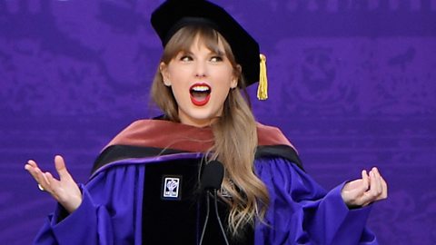 Taylor Swift tells graduates to embrace 'cringe' 泰勒·斯威夫特纽约大学毕业演说：不惧 “尬” 活