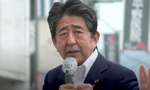 Shinzo Abe: o momento em que ex-premiê é baleado no Japão - BBC News Brasil