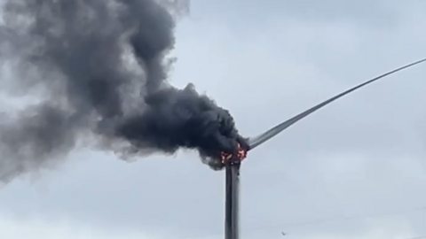 Sutton Fields: Dramatic pictures show Hull wind turbine on fire - BBC News