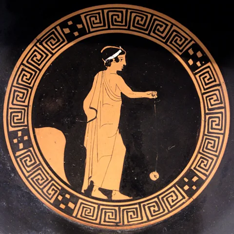 Staatliche Museen zu Berlin, Antikensammlung/Johannes Laurentius An Ancient Greek vase depicts what looks like today's yo-yo – but probably depicts something else (Credit: Staatliche Museen zu Berlin, Antikensammlung/Johannes Laurentius)
