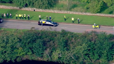 Queen Elizabeth II: The NI people among the crowds in Edinburgh - BBC News
