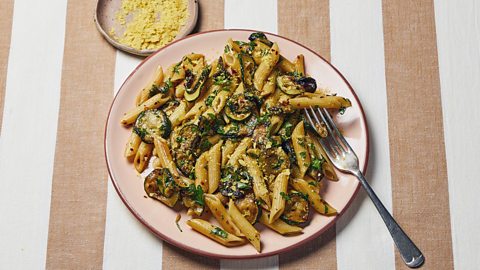 Vegan courgette chilli pasta 