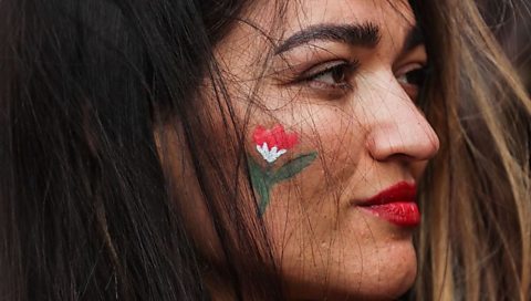 イランで自由を求め続け……世代を超えた女性たちの闘い - BBCニュース