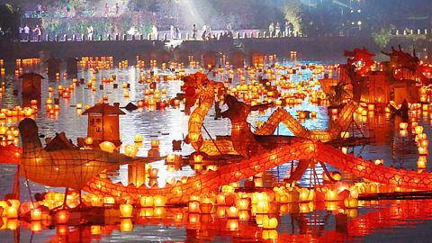 A picture of lanterns in river the night before the Ghost Festival in Ziyuan County.