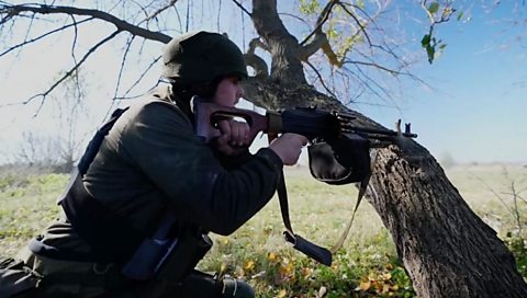 Phóng viên BBC ở dưới làn đạn cùng quân đội Ukraine - BBC News Tiếng Việt