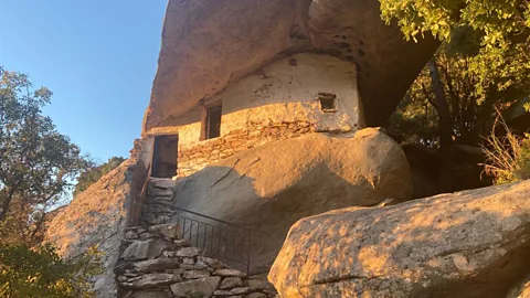 Luke Waterson Boulders often provided the walls and sometimes roofs of structures (Credit: Luke Waterson)