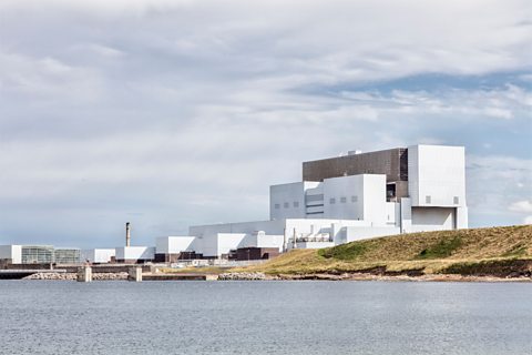 Torness power station, Lothian, Scotland. The power plant uses seawater from the North Sea as part of its cooling system. Chris Mattison / Alamy Stock Photo