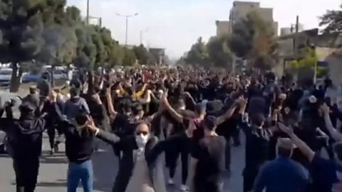 آیا حکومت ایران می‌تواند با اصلاحات تدریجی معترضان را آرام کند؟ - BBC