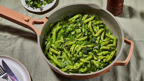 Courgette and pea pasta 