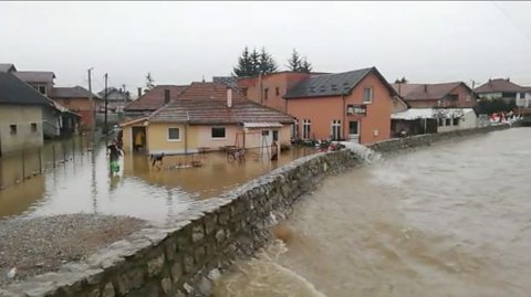 Poplave U Srbiji Borba Protiv Nabujalih Reka U Sjenici I Prijepolju Bbc News Na Srpskom