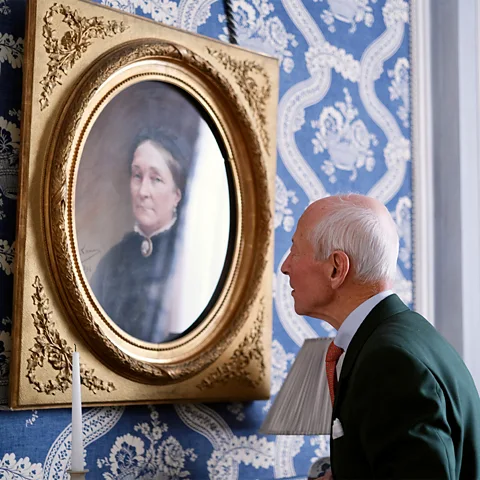 Lily Radziemski Prince Alain de Polignac looks at a portrait of Louise Pommery (Credit: Lily Radziemski)