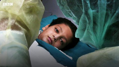 イラク戦争から20年 米軍ミサイルに両腕を奪われた少年はいま BBCニュース