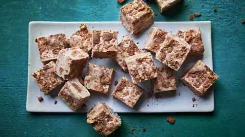 Microwave bourbon biscuit fudge