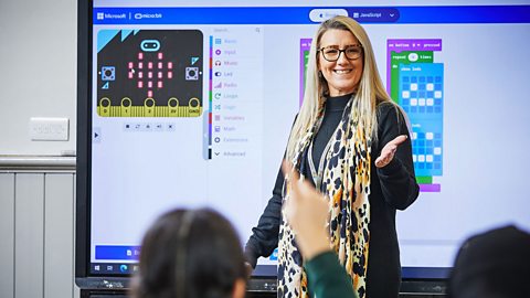 A primary school teacher uses MakeCode to teach pupils about coding and the micro:bit