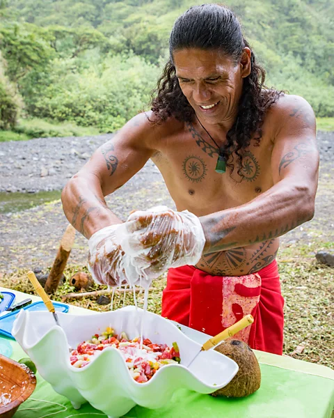 Prepare a 'poisson cru au lait de coco'  Tahiti Tourisme – Official  website of The Islands of Tahiti