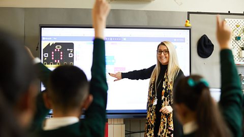 Primary school teacher talks to class about the micro:bit