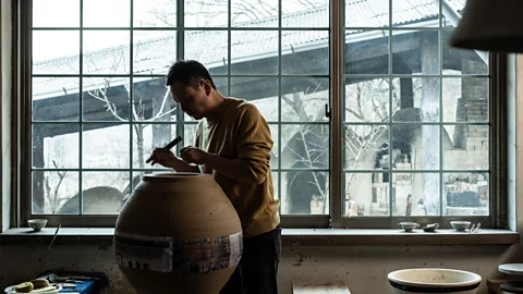 Dan Fontanelli Park Sung-wook makes moon jars using a method that originated in the Joseon Dynasty (Credit: Dan Fontanelli)