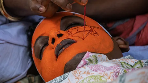 Tim Bird Only natural materials are used to make theyyam dyes (Credit: Tim Bird)