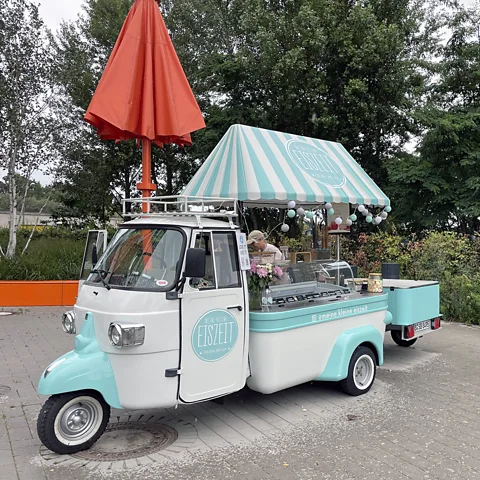 Susannah Edelbaum Meine Kleine Eiszeit, an ice cream cart in Berlin, serves Spaghettieis (Credit: Susannah Edelbaum)