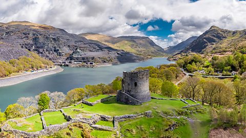 Ffotograff o adfeilion castell Dolbadarn gyda thŵr crwn yn edrych dros Lyn Padarn