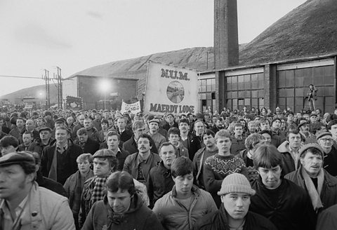 Ffotograff o lowyr yn protestio ym mhwll glo y Maerdy, y Rhondda, ar ddiwedd streic y glowyr ar 5 Mawrth 1985