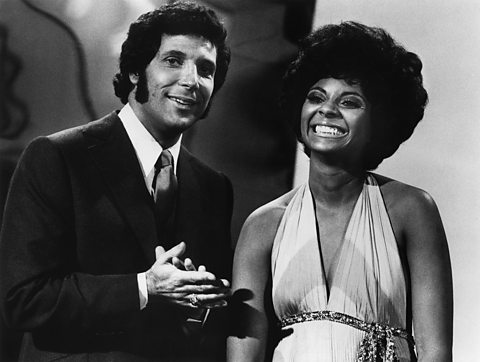 Ffotograff o Tom Jones ar y chwith a Shirley Bassey ar y dde yn perfformio ar raglen “This is Tom Jones” ar 1 Ionawr 1971 yn California