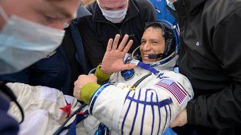 Nasa/Getty Images Ο Frank Rubio σηκώνεται από την κάψουλα Soyuz MS-23 μετά την επιστροφή του στη Γη (Σύστημα: Nasa/Getty Images)