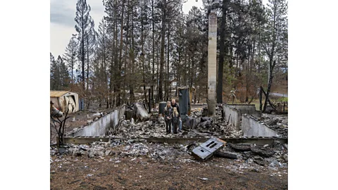 Gideon Mendel Rhonda Rossbach, Derek Briem and Autumn Briem, Killiney Beach, British Columbia, Canada, 16 October 2021, from the series Burning World (Credit: Gideon Mendel)