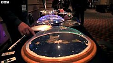 Teorias da conspiração: como elas surgiram e viraram instrumento de