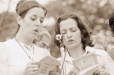 Betty Williams and Mairead Corrigan recite the Peace Pledge