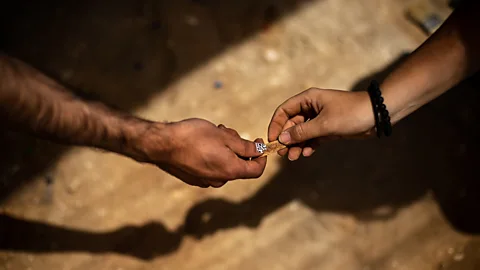 Susana Girón Two hands holding an artefact