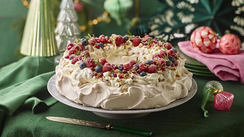 Christmas cranachan pavlova wreath