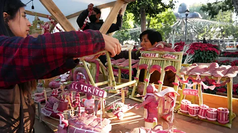 Mirja Vogel 2022 champion Karla Vasquez carefully assembles her design on her exhibition table (Credit: Mirja Vogel)