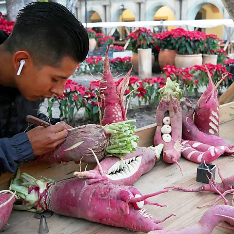 Mirja Vogel Competitor Luiz Eduardo Perez makes final cuts to his sculpture on the morning of 23 December (Credit: Mirja Vogel)