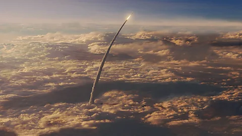 Artistieke afbeelding van de SLS die boven de wolken zweeft (Credit: NASA)