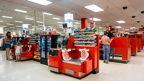Eksperci naukowi twierdzą, że niektóre kioski samoobsługowe mogą zostać porzucone, ponieważ niektórzy kupujący zwrócą się w stronę polegania na pracownikach sklepów (Źródło: Alamy)