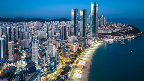 이미지 출처: 전인성/게티 이미지 한국에서 두 번째로 큰 도시인 부산은 여행객들에게 해변 라이프스타일을 제공합니다.